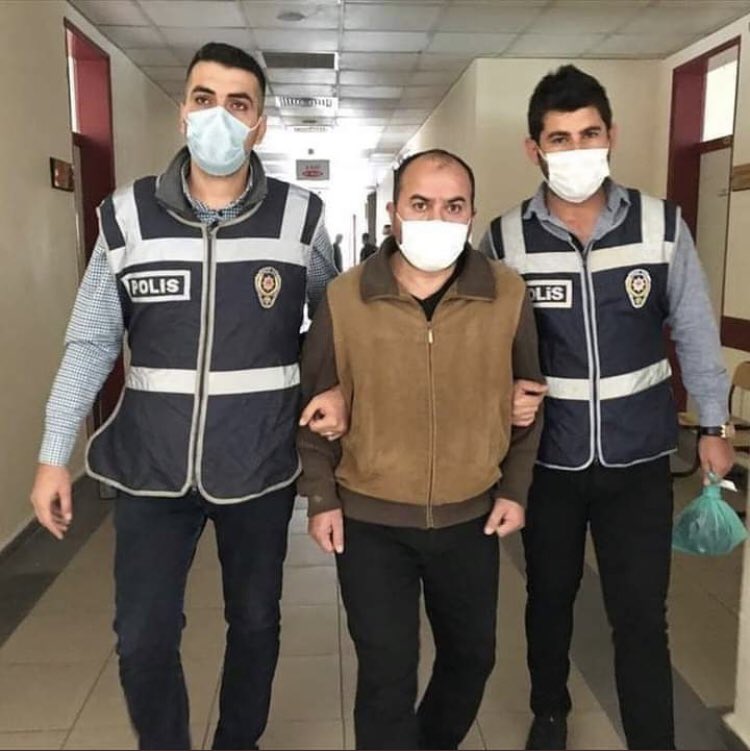 Profil fotoğrafında kapalı kız var ama hesabın gerçek sahibi erkek. Olay bu kadar basit.