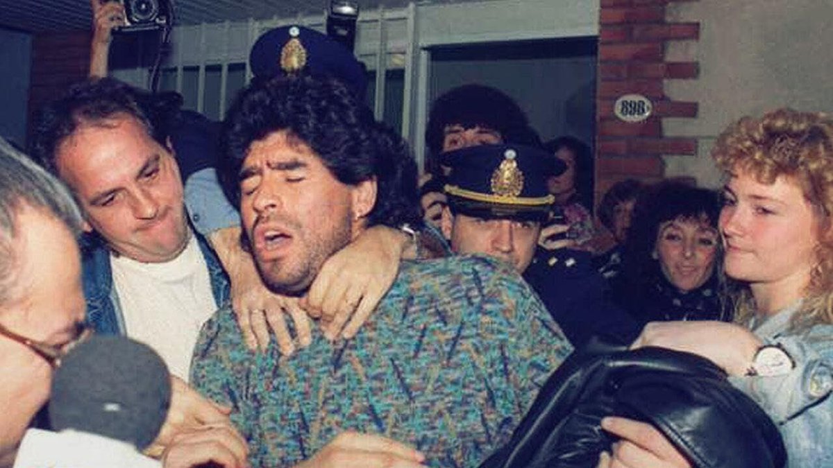 En mars 1991, Diego est contrôlé positif à la cocaine et écope d’une suspension de 15 mois et cette nouvelle est mal vécue par tout le peuple napolitain qui voit son idole tomber de son piédestal..Dans un amour passionnel, les émotions y sont extrêmes, du tout au rien..