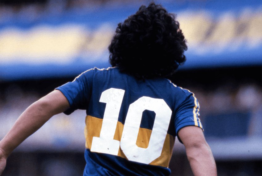 Une carrière en club a l’image de ce qu’est Maradona, un personnage plein de contrastes, capable du meilleur comme du pire, adoré ou détesté. Mais Diego, c’est aussi l’Argentine alors sans plus tarder, passons à son histoire avec l’Albiceleste.