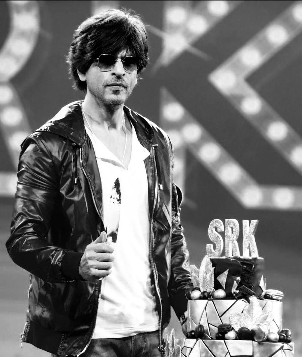 Koimoi's tweet photo. Here's wishing the charming #KingKhan A Very Happy Birthday!!😍😍

@iamsrk #HappyBirthdaySRK #ShahRukhKhan #SRK55 #Koimoi https://t.co/NksptAGkUP