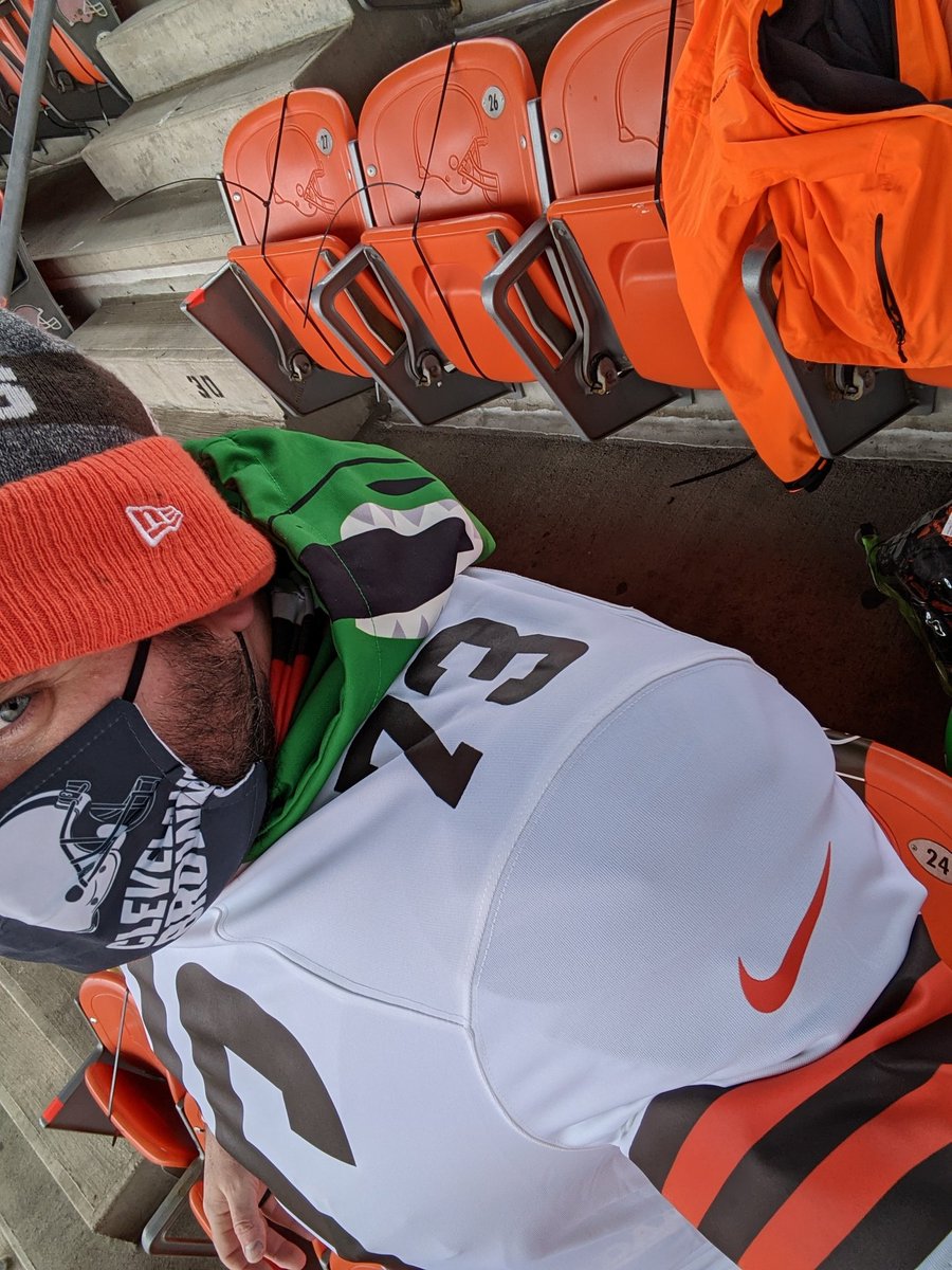 BrownzPowerRNGR's tweet photo. When you forget your jersey at home...just make a new one 🤦‍♂️🤷‍♂️

Please come back @ThomaHawkShow 
@joethomas73 @Hawk @uninterrupted 

Don't make me get @KingJames
involved! 

@BrownsProShop
#JoeHawkYourself #Browns #LVvsCLE #CustomThreads #NouveauxThomaHawkShow 
#MoreThanAnAthlete https://t.co/K5Tay6X1GW