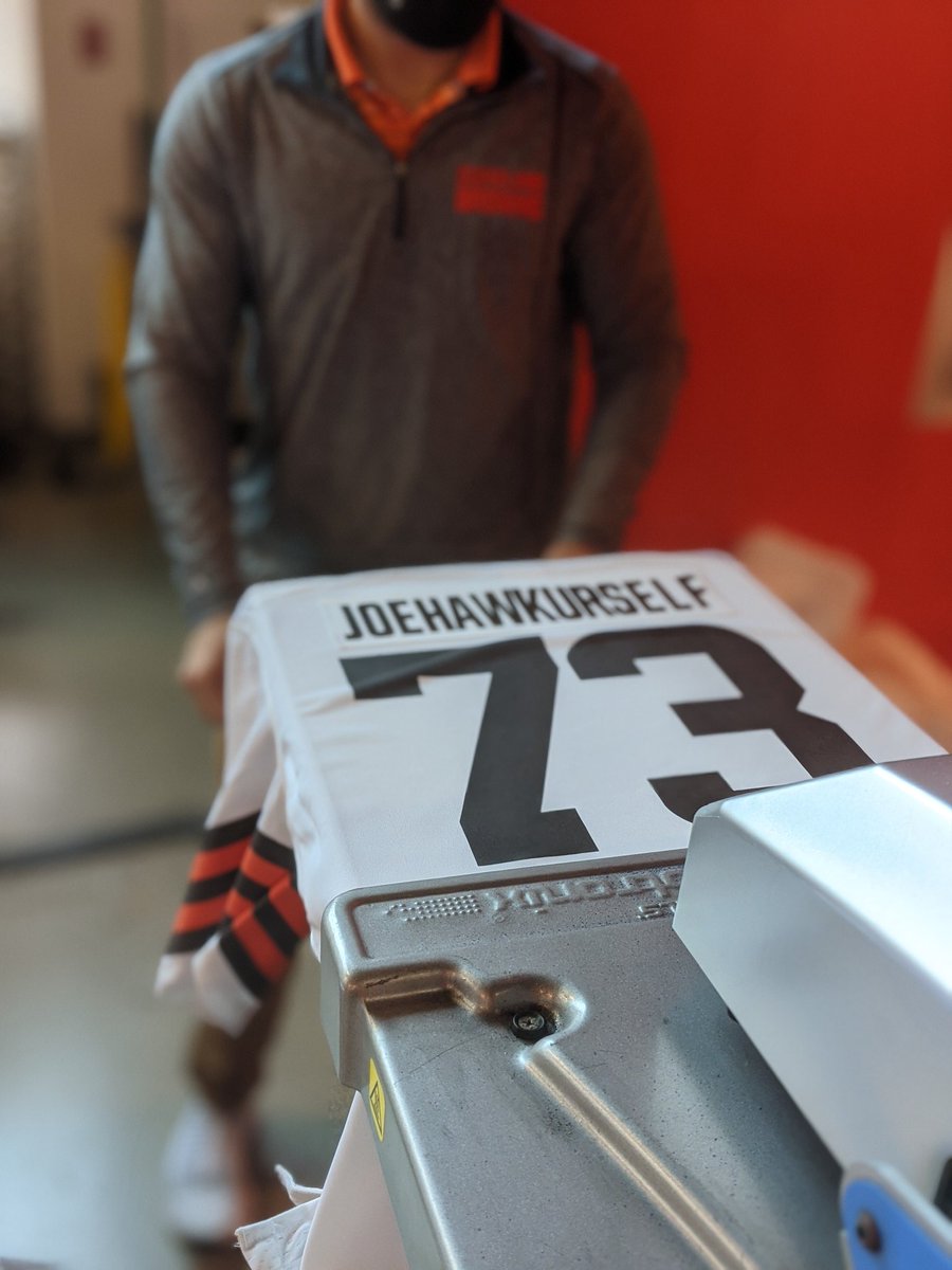 BrownzPowerRNGR's tweet photo. When you forget your jersey at home...just make a new one 🤦‍♂️🤷‍♂️

Please come back @ThomaHawkShow 
@joethomas73 @Hawk @uninterrupted 

Don't make me get @KingJames
involved! 

@BrownsProShop
#JoeHawkYourself #Browns #LVvsCLE #CustomThreads #NouveauxThomaHawkShow 
#MoreThanAnAthlete https://t.co/K5Tay6X1GW