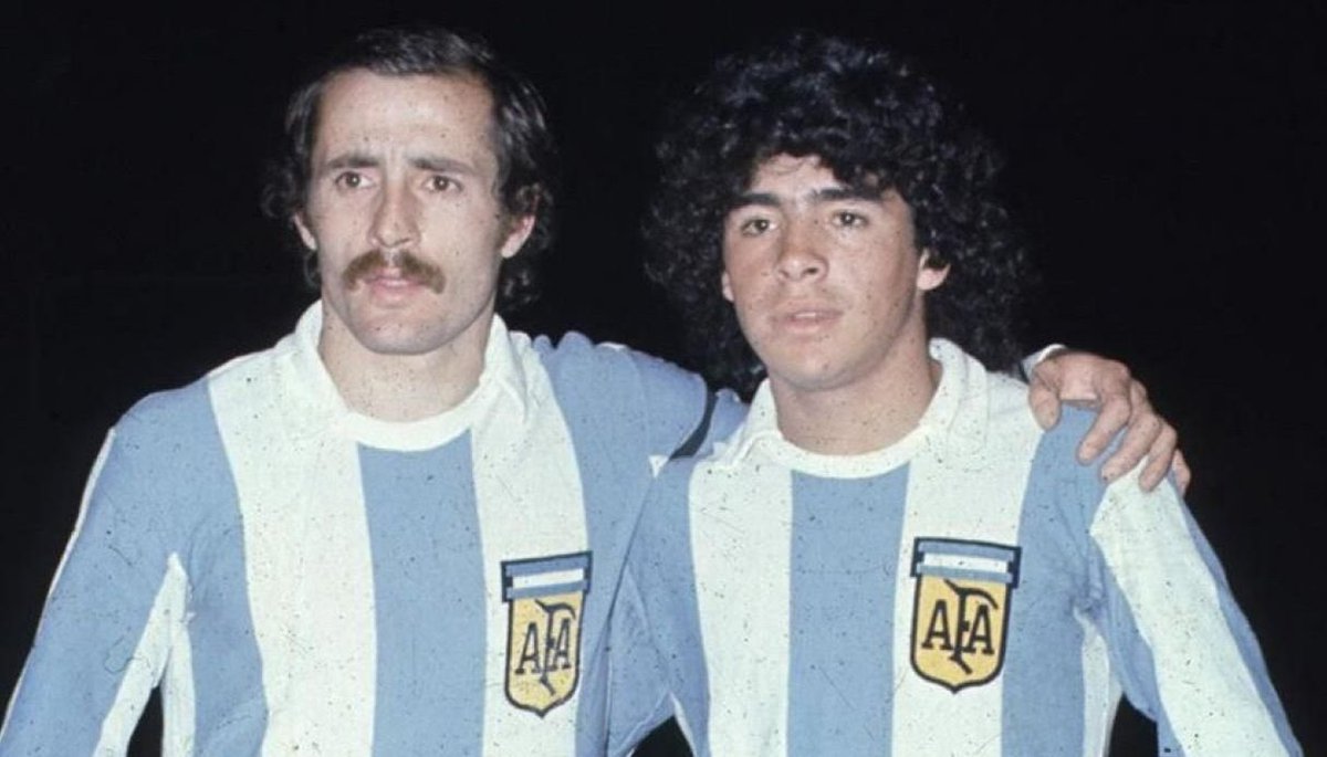 En sélection : comme vous l’aurez compris, Diego Maradona est en avance sur tout, un talent rare et précoce dont les entraîneurs ne se privent pas..C’est pourquoi, le 27 février 1977, à 16 ans, il dispute son 1er match avec l’Argentine, premier pas posé, pas le dernier.