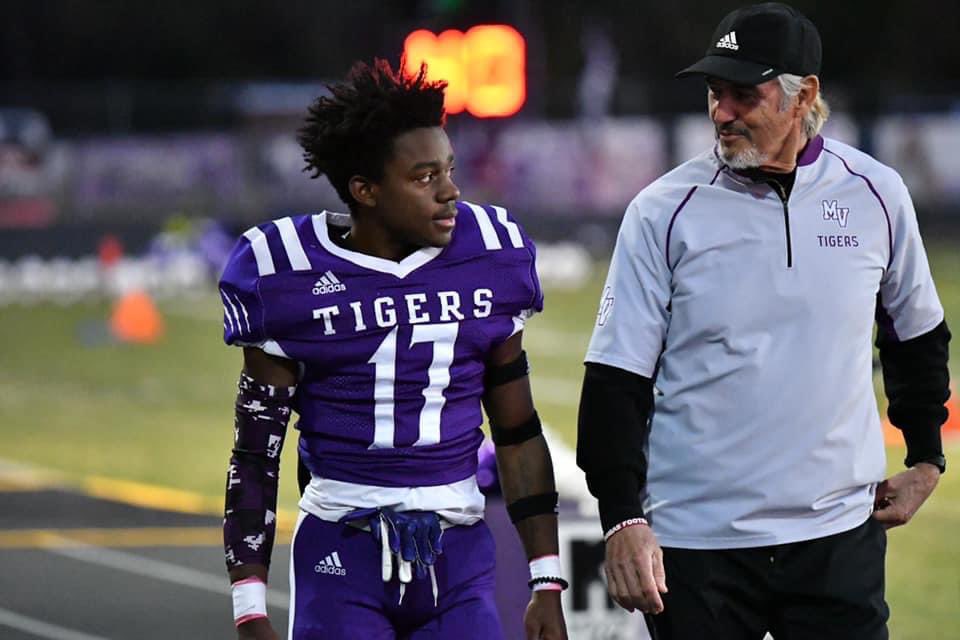 jennaw06's tweet photo. The kind of coach that notices a senior standing alone in a line full of families, and without hesitation steps away from running warmups &amp; steps in to escort his player for his senior night presentation.
That’s the real coach Art Briles.

#txhsfb #artbriles #SundayMotivation https://t.co/SwjHhohF8p