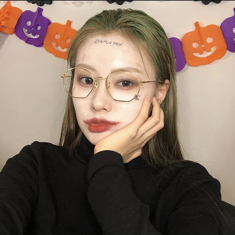 hyewonioey's tweet image. Happy Halloween guys 🙈