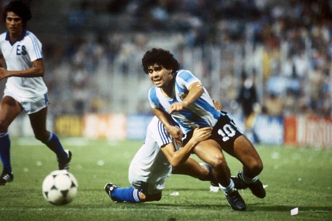 Les matchs sont compliqués pour le petit numéro 10 argentin, le traitement de faveur que lui réserve les défenses adverses est sans commune mesure, l’objectif est clair : casser du Maradona.L’Argentine gagne son troisième match face au Salvador et passe au tour suivant.