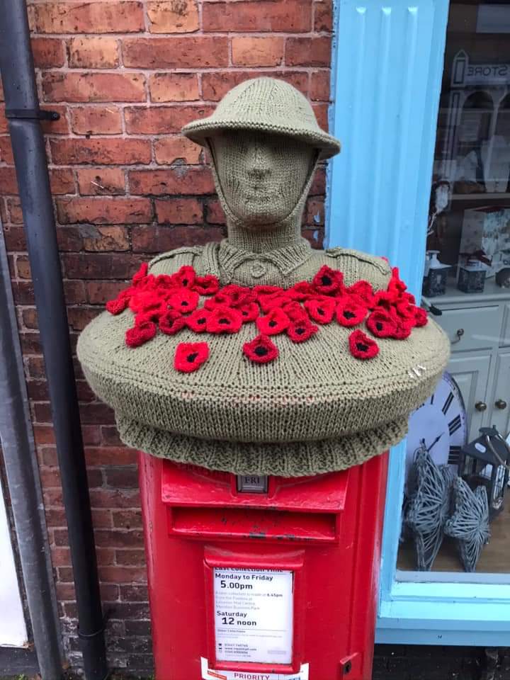 RibbonofPoppies's tweet photo. Spotted on the @SystonTownNews FB page the Banksy of Poppy Knitting again!
With a wonderful Tommy bust and poppy feature on top of the local Post Box.
#LestWeForget
#RemembranceAtHome https://t.co/UU8WJ60fS2