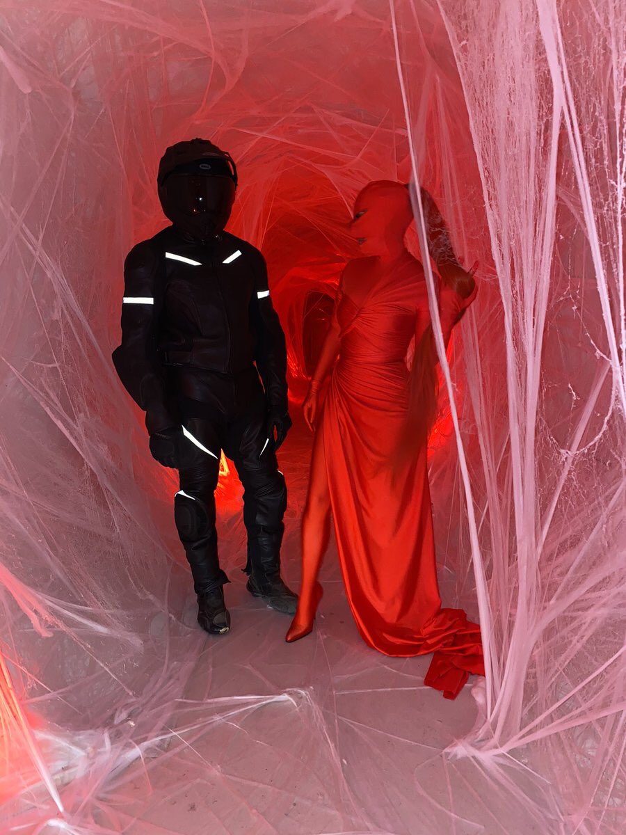 theflowmastaz's tweet photo. Kanye West: «Хэллоуин - это единственный день в году, когда ты не надеваешь костюм» https://t.co/o4Cw6f1ZU7