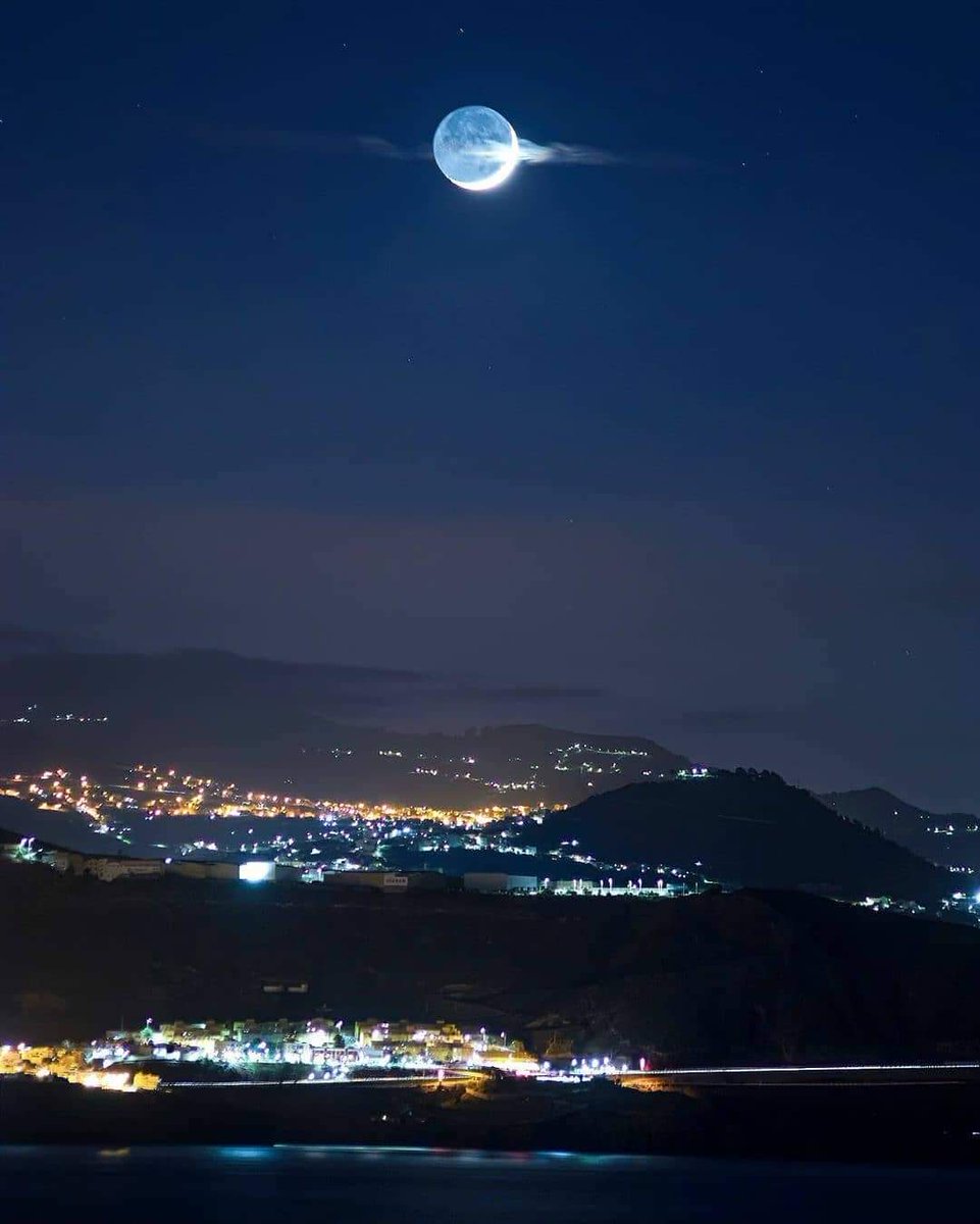 - Maravillosa Luna creciente sobre las montañas de Arucas y Tinocas🌛(Arucas / Gran Canaria)

- Foto: @gian.bonetto 
@grancanariainsolita