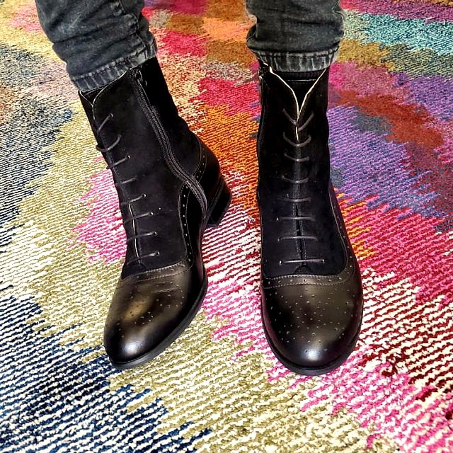 juliaboshoes's tweet photo. Thank you @kara for your rock pic!! 🤘 #custom #black #rocknroll #boots #rockgirl https://t.co/z8zC81CihY