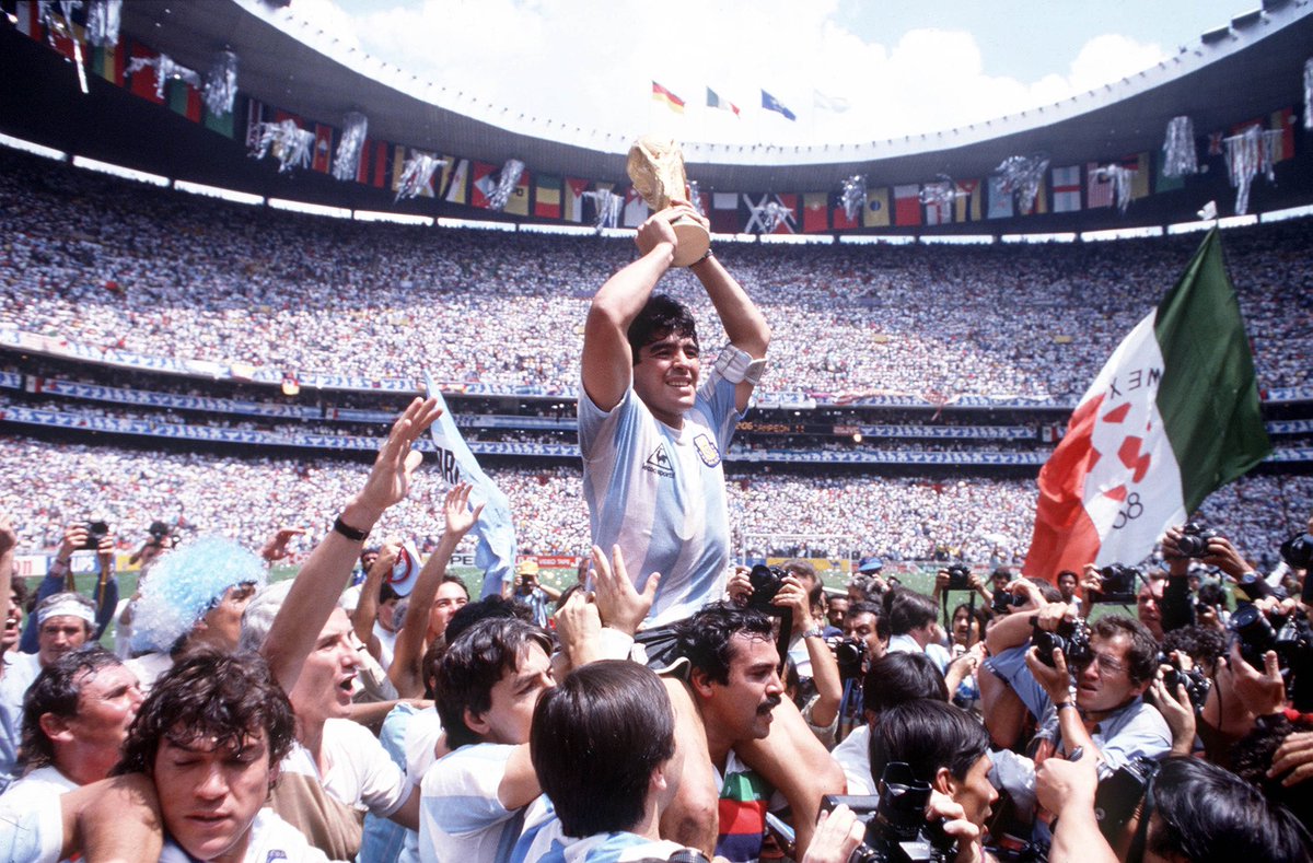 C’est fait, l’Argentine est championne du monde, Maradona est champion du monde, il a survolé la compétition comme rarement des joueurs ont survolé une compétition..La consécration d’une légende, d’un dieu, photo iconique et intemporelle.