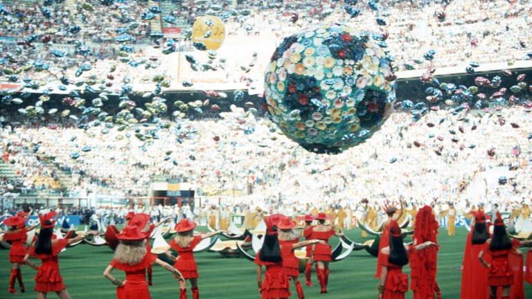 En 1990, la Coupe du Monde se déroule cette fois-ci en Italie, Maradona connaît bien ce pays puisqu’il y joue depuis quelques années..Il crée une vaste polémique en incitant les napolitains à le supporter lui plutôt que l’Italie, contexte posé, bonjour l’ambiance.