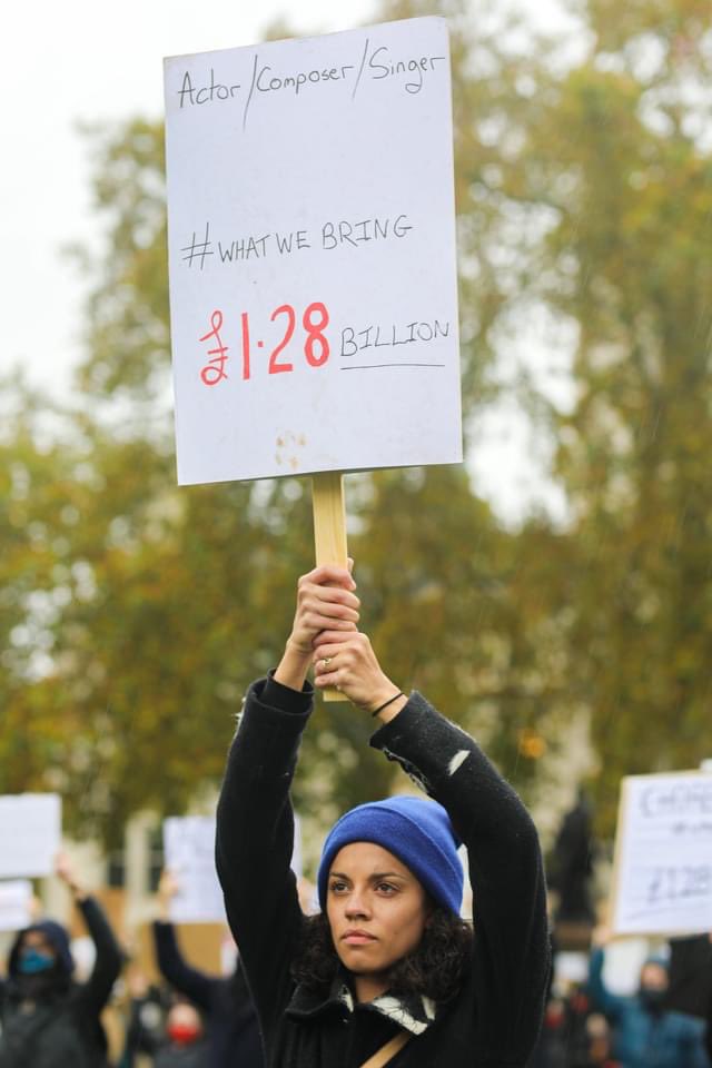 letmusicliveuk's tweet photo. Actor @AnoushkaLucas joining last week’s @WeMakeEventsoff theatre protest in #ParliamentSquare along with theatre creatives and crew #freelancersmaketheatrework #whatwebring #letmusiclive #weareviable #wemakevents 📸 @AllaBogdanovic https://t.co/zIkb6my16n