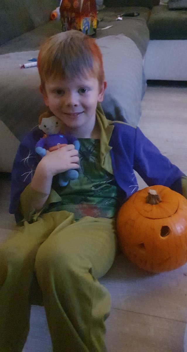 AshmaHorne123's tweet photo. Lincoln and sbarc carved a pumpkin together, decorated milk cartoons and put glow sticks in them and had great fun playing dunking apples together and also got to watch a movie with there popcorn hands #siarteriaithybs #BedwenYBS #easycymraeg @MsJonesYBS https://t.co/MQcn3Xrcmv
