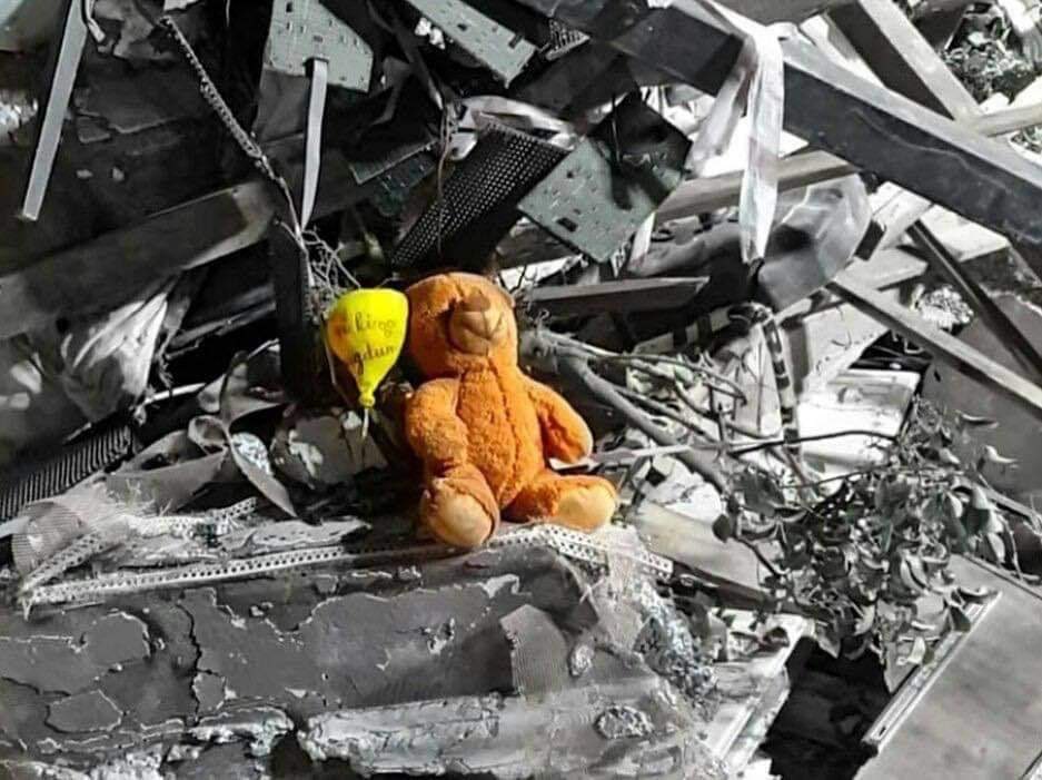 Nuri Pakdil'in deyimiyle;

“Sevdiklerinizi yüreklerinden sımsıkı tutun, yarın çok geç olmakla meşhurdur...”