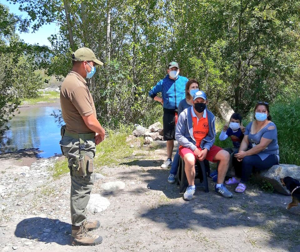 CarabNuble's tweet photo. Carabineros de la Subcomisaría #SanFabián (F), fiscaliza cumplimiento de medidas sanitarias en sector La Balsa y puente por la ribera del río #Ñuble, para evitar contagios de Covid-19, y reitera recomendaciones del uso de fuego y prevención de accidentes por inmersión. https://t.co/oYMhggps1m