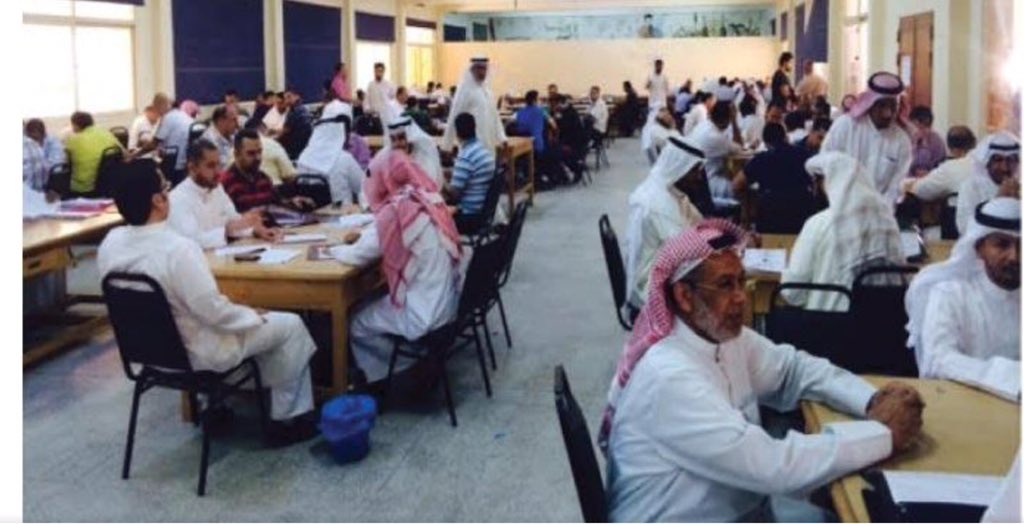 baselaljaser's tweet photo. وزير التربية قرر ان تكون الدراسة هذا العام اونلاين ولكن الاختبارات ورقية.!؟
الامر الذي سيعيد التصحيح مما يؤدي لتشكيل هذه الصور المرفقة اي ان قرار وزير التربية سيصنع بيئة ممتازة لانتقال عدوى كورونا التي ستنتقل عبر الورق وعبر هذه التجمعات..
#اتقوا_الله_بالطلبة_والمعلمين https://t.co/NalyptHuNI