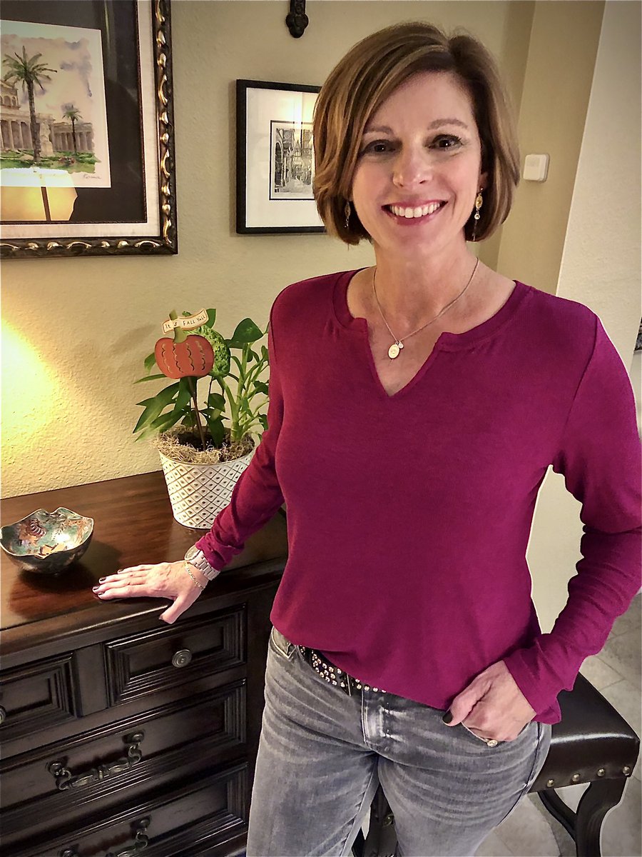 Jen_Zeppelin's tweet photo. Simple Sunday!! This is simply the most comfortable tee it’s almost like wearing your pj’s!! I love the gorgeous mulberry color it works with every skin tone!! #fallfashion @cabiclothing #simpletee #studbelt #highskinny #citizenjacket #cabistylist #cabiwfh https://t.co/WJjxbX26XK