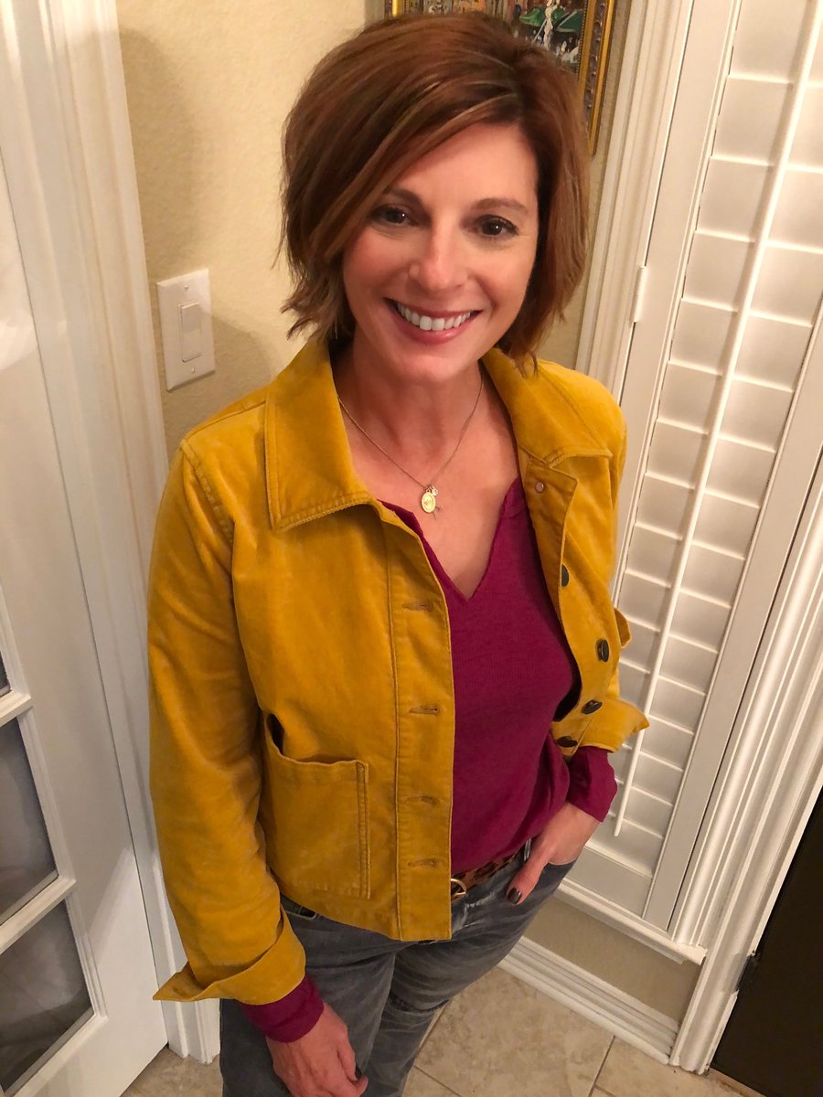Jen_Zeppelin's tweet photo. Simple Sunday!! This is simply the most comfortable tee it’s almost like wearing your pj’s!! I love the gorgeous mulberry color it works with every skin tone!! #fallfashion @cabiclothing #simpletee #studbelt #highskinny #citizenjacket #cabistylist #cabiwfh https://t.co/WJjxbX26XK