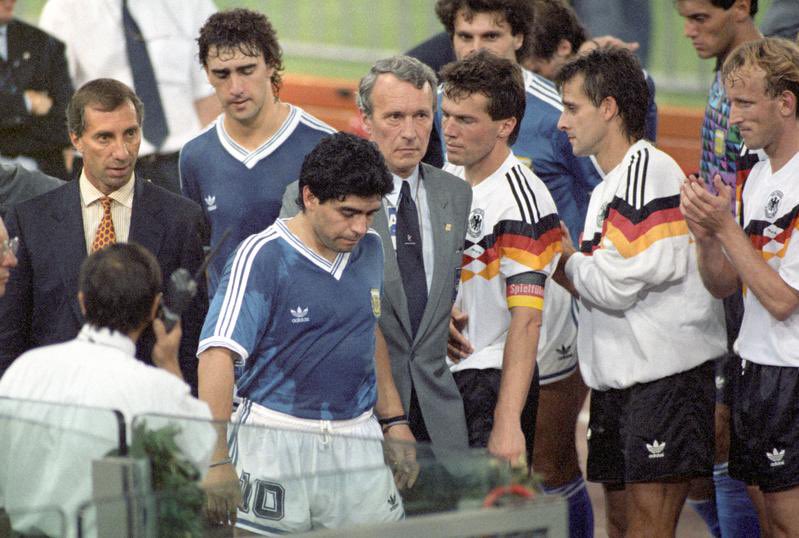 Contrairement à la finale de 86, elle est plus fermée et serrée, le score en atteste, victoire par le plus petit des scores pour l’Allemagne..L’Argentine de Maradona s’incline au pied du trophée Jules Rivet, immense déception, l’histoire aurait été incroyable..