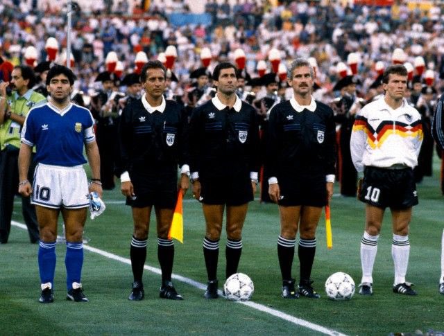 Cette finale c’est aussi les retrouvailles entre deux légendes du football, d’un côté Diego évidemment et de l’autre Lothar Matthaus.Cette photo.. que des numéros 10 dans ma team.