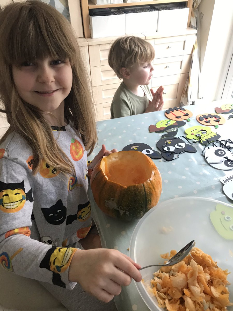 glambecci's tweet photo. @WCPSc2025 Decorations, pumpkin carving &amp; lots of autumn walks. https://t.co/epKqPTbUoZ