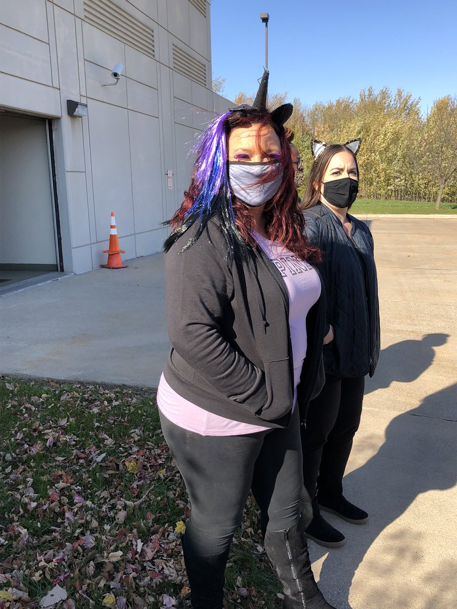 AlishaKearley's tweet photo. Trunk or treat 2020!!!
#dportculturecommittee #dportproud @Niki_G_06 @Rhicarson1 @aundreathe1 @carawfields @Rachel_V_Smith @MichaelAKelly @CandieTurnbough @RedHotSky @SmithNewHires @ShellyBradley15 @ATTDavenportIA https://t.co/XxooR9eZp4