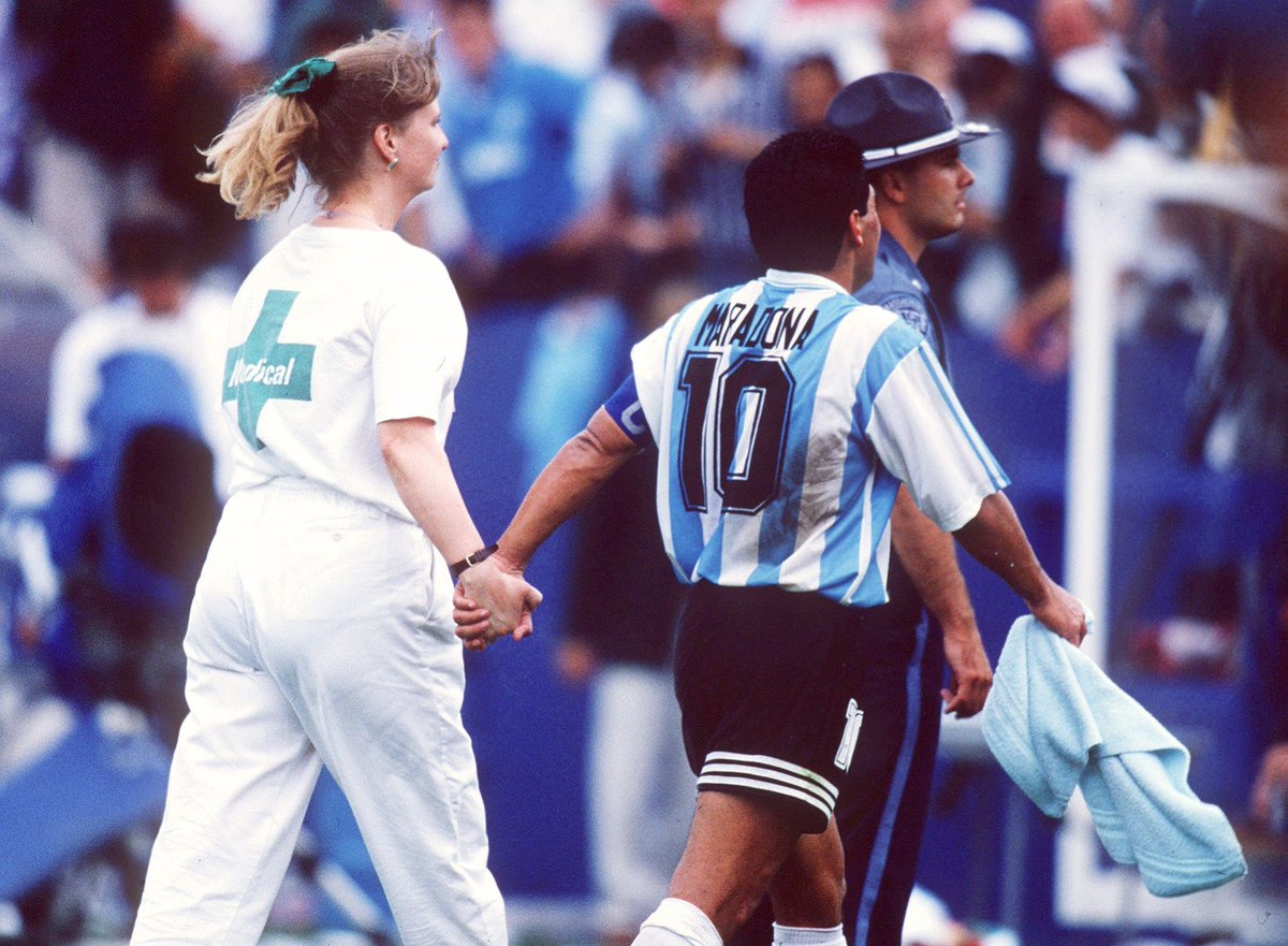 Et si les doutes persistent, le match suivant va être le théâtre d’une scène ahurissante, à la fin de son match face au Nigeria, Maradona est accompagné par une infirmière pour passer un test anti-dopage..C’est donc ça la dernière image de Diego sous les couleurs ciel et bleu.