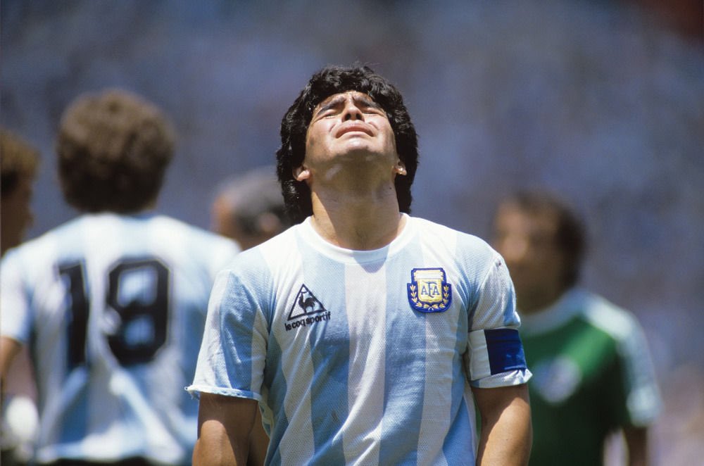 Diego Armando Maradona et l’Argentine c’est donc 91 matchs, 34 buts, des émotions immenses, un Mondial 1986 divin, le héros de tout un pays, une icône religieuse même.Mais aussi des coups de sang, des frasques, des contrastes à l’image de cette homme si particulier.