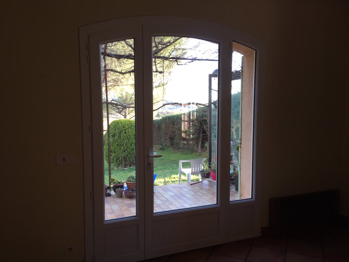 foussier's tweet photo. porte fenêtre pvc https://t.co/vMk93SS1Tl