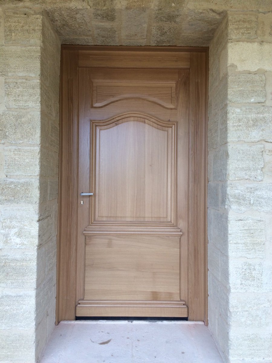 foussier's tweet photo. fabrication porte d’entrée en chêne https://t.co/2hbCbaY0AY