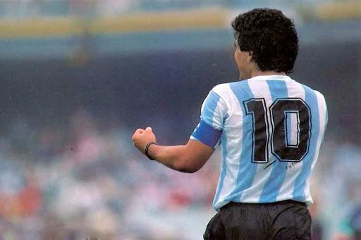 Vous l’aurez compris, Diego Maradona dépasse le cadre de son sport, il dépasse même le cadre du sport en général, on peut le classer au même rang que les Pelé, Ali, Jordan etc..Un homme dont l’aura était immense parfois sainte, parfois diabolique.