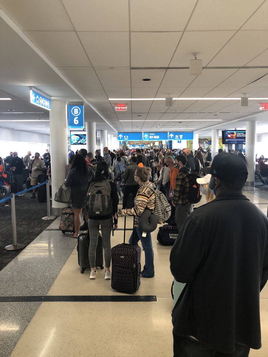 Tiger_Infosec's tweet image. No temperature checks. No social distancing.  Way to be a part of the solution... @IntlAirportCLT @AmericanAir @CDCgov
