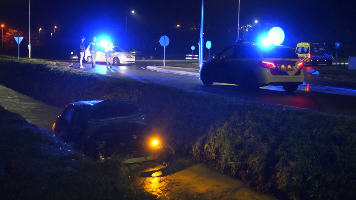 SCHAGERBRUG - Een automobilist is zondagavond op de Dijkweg de macht over het stuur verloren en met zijn auto in de sloot beland .  #glocalmedia #112nieuws #schagen.