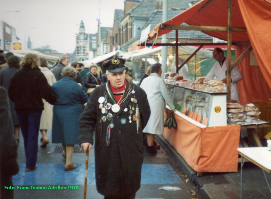 BlaauwOostwold's tweet photo. Bekende Groninger zanger op weg naar zijn gig. #Adrillen #Winschoten https://t.co/awrZQ05Ef1