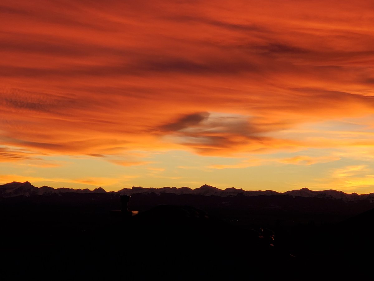AntleDr's tweet photo. What a beautiful, and appropriately timed, sunset over the Rocky Mountains. #standardtimeisbest https://t.co/bqRyxSpoFv
