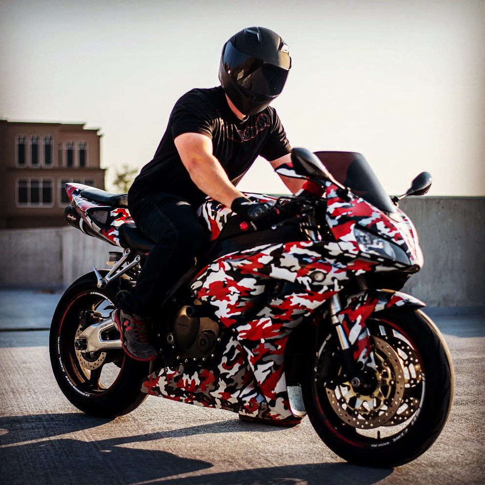 Always try to live your best life. Whatever brings you happiness, strive for it. Ever since I was a kid I always wanted a bullet bike. Hard work has paid off, and I’ve found what brings me the most happiness. 
Follow me on instagram: @wickedcbr  

#bulletbike #cbr1000rr