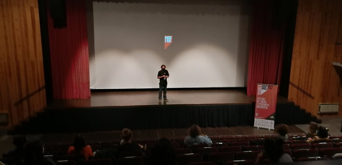 MenorcaDocFest's tweet photo. Cristian P. Coll, director del festival, tanca l'acte de cloenda del #MDF 2020, donant les gràcies a tothom, entre ells els públic, per haver fet possible l'edició d'enguany malgrat les difícils circumstàncies que ens envolten.
.
#Menorca #MDF #MDF2020 https://t.co/P8S4I3wWp4