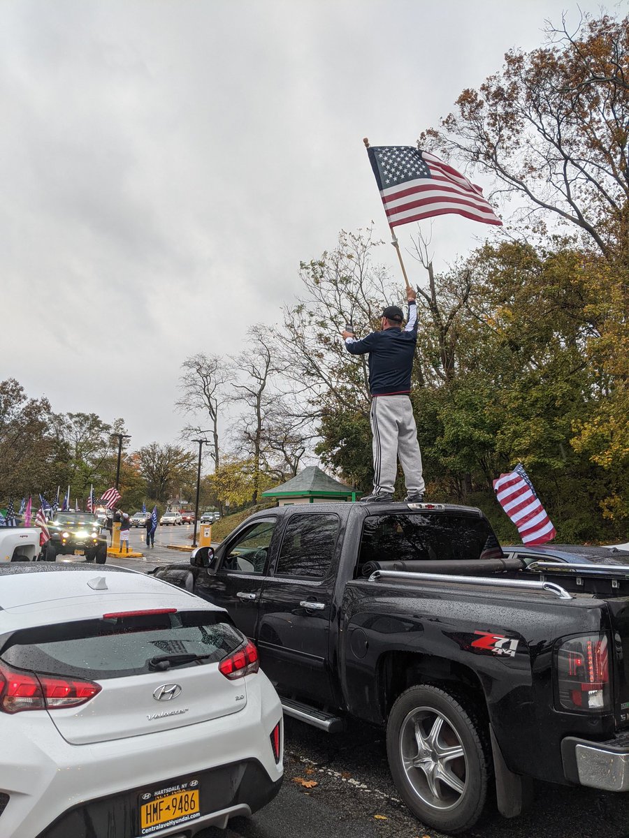 SteveEisenberg5's tweet photo. @RichValdes Today, in and around NY. Grassroots gatherings, celebrating and lots of horn honking! #Winning #MAGADrag #MAGA2020 @mschlapp @RichValdes @realDonaldTrump https://t.co/wAN4RbPiq9