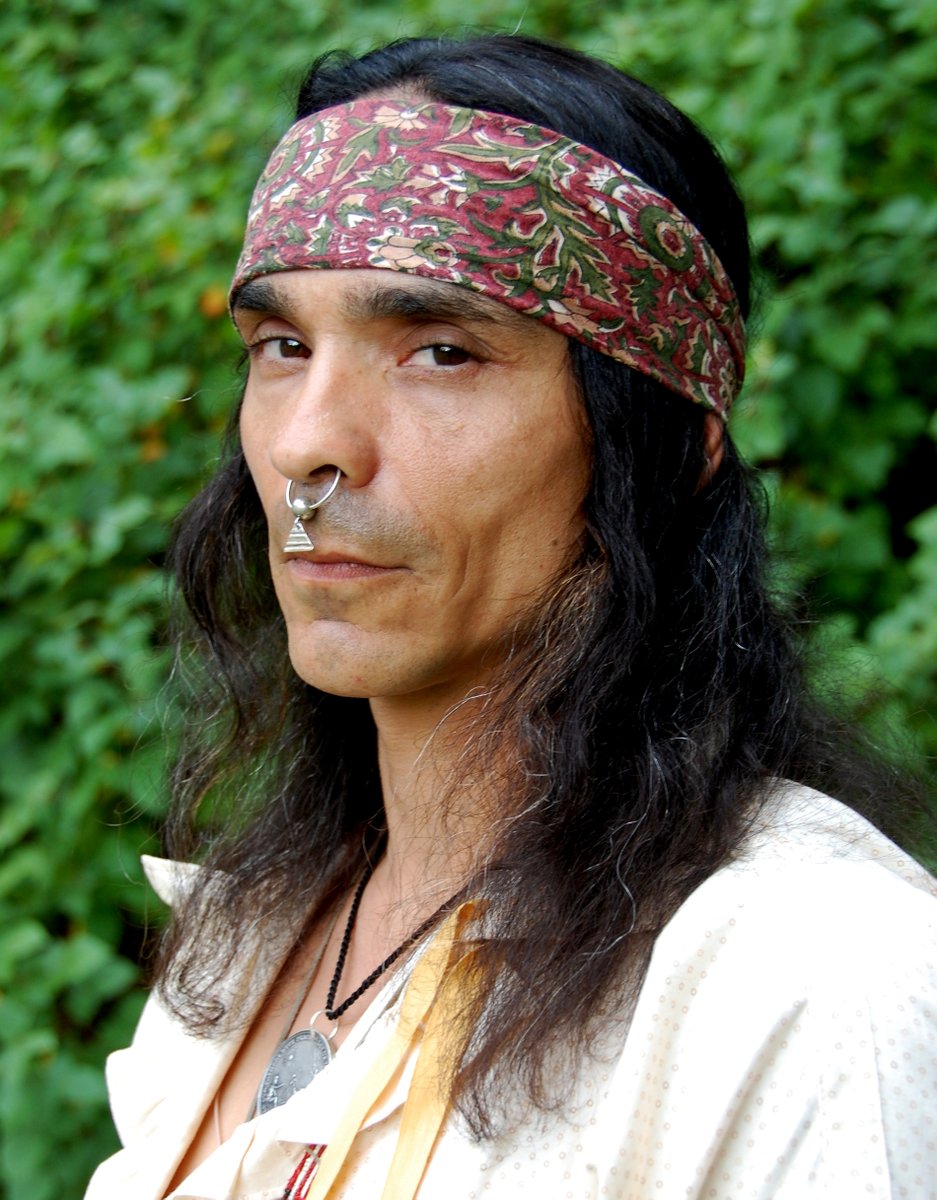 HAPPY NATIVE AMERICAN HERITAGE MONTH!In celebration, here is a thread of my favorite all-time photographs I've taken as a journalist and photographer. #HappyNativeAmericanHeritageMonth #NativeAmericanHeritageMonth  #Thread  @ZahnMcClarnon Photos by yours truly  @VinceSchilling