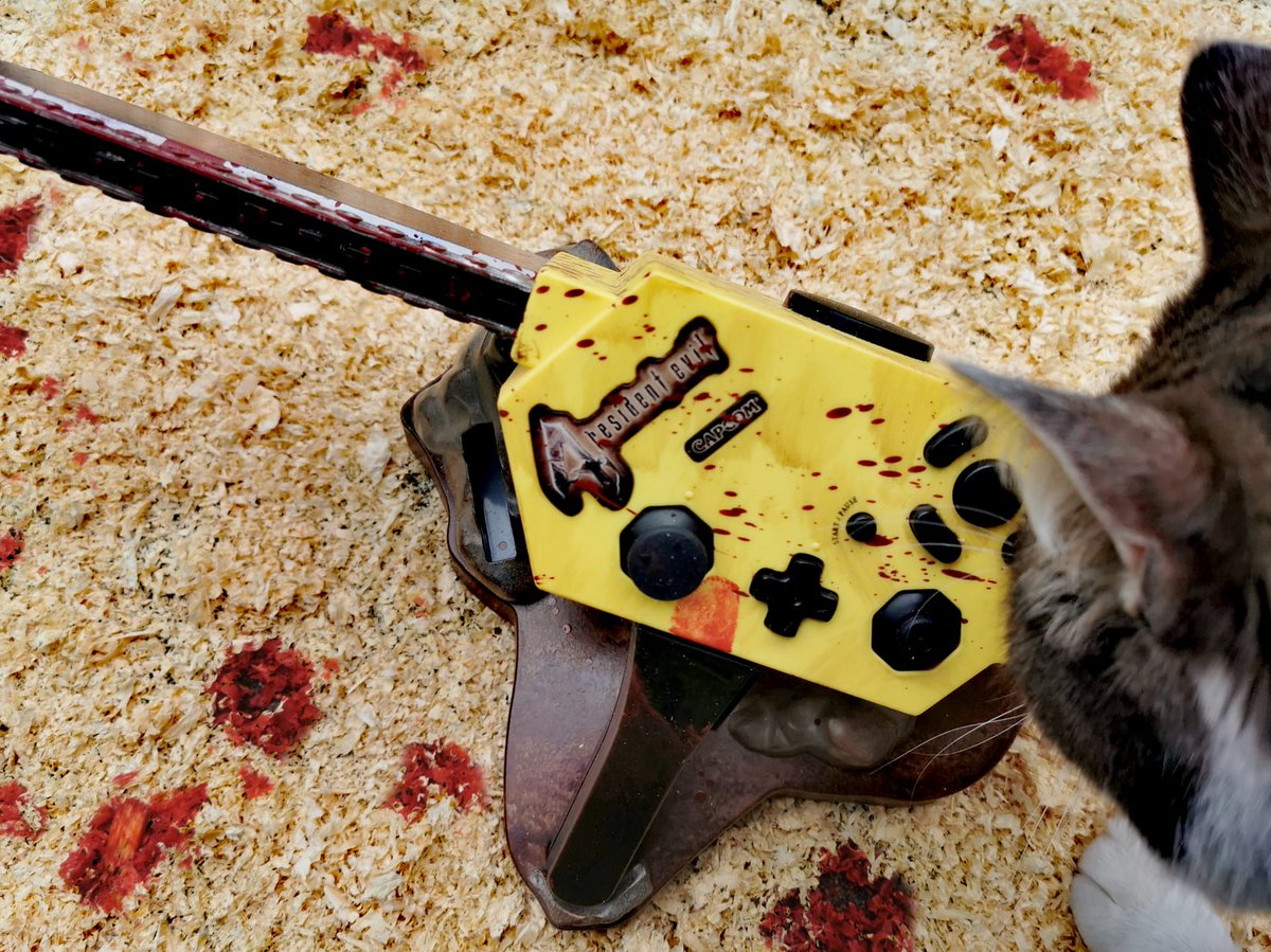 GamingAnthology's tweet photo. When you try to take a scary picture but your cat has other ideas...
Enjoy your gaming 🎮.
#residentevil #controller #yourgamerpets #geekpets #gamerpets #gamecube #nintendogamecube #nintendo #gaming #gamer #retrogaming #retrogamer #residentevil4 #capcom #gamecubecontroller https://t.co/rjK5jQSx5d