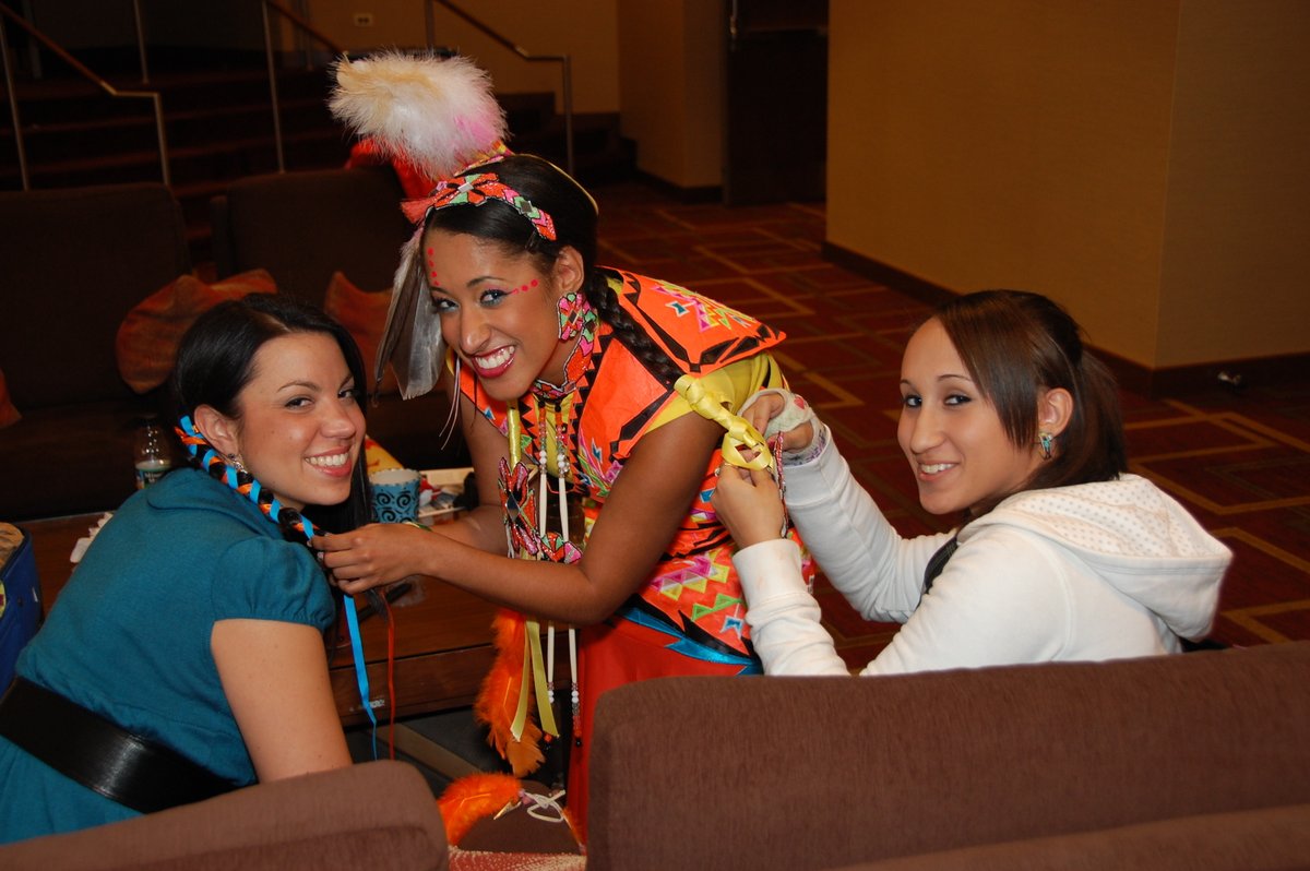 HAPPY NATIVE AMERICAN HERITAGE MONTH!In celebration, here is a thread of my favorite all-time photographs I've taken as a journalist and photographer. #HappyNativeAmericanHeritageMonth #NativeAmericanHeritageMonth  #Thread  #PhotoThreadPhotos by yours truly,  @VinceSchilling