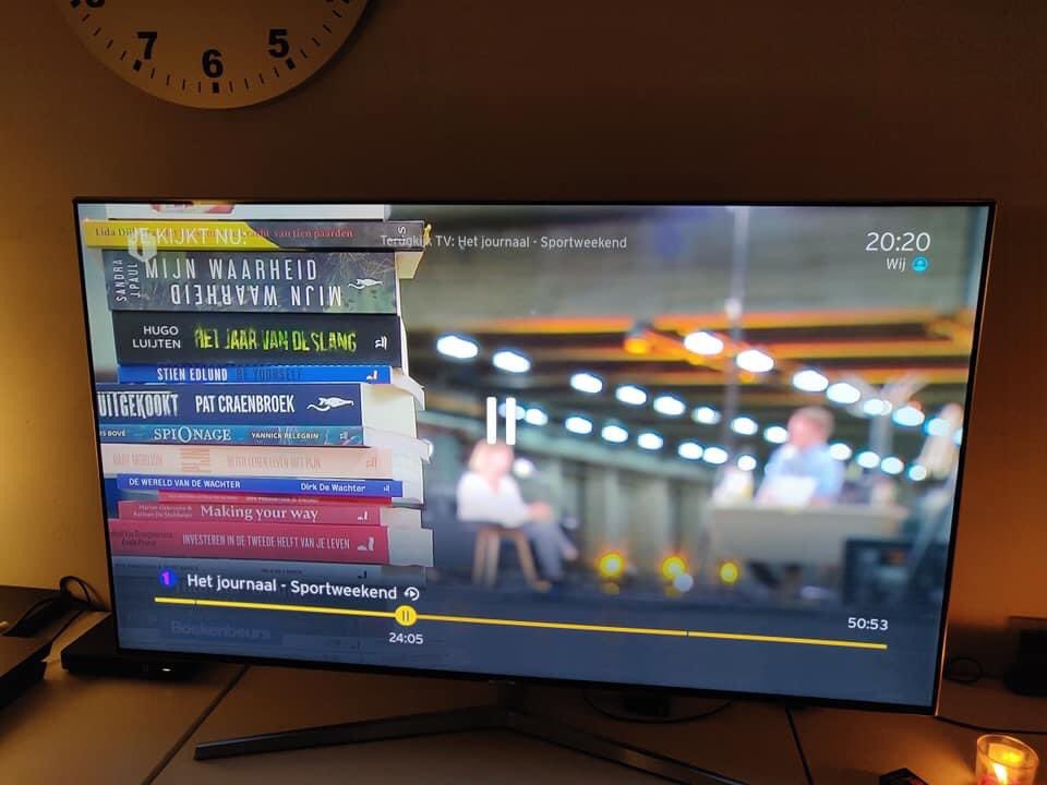 Virtuele #boekenbeurs met in de stapel #uitgekookt! Op #TV1 samen met #mijnwaarheid van Sandra Vets, mijn uitgever.