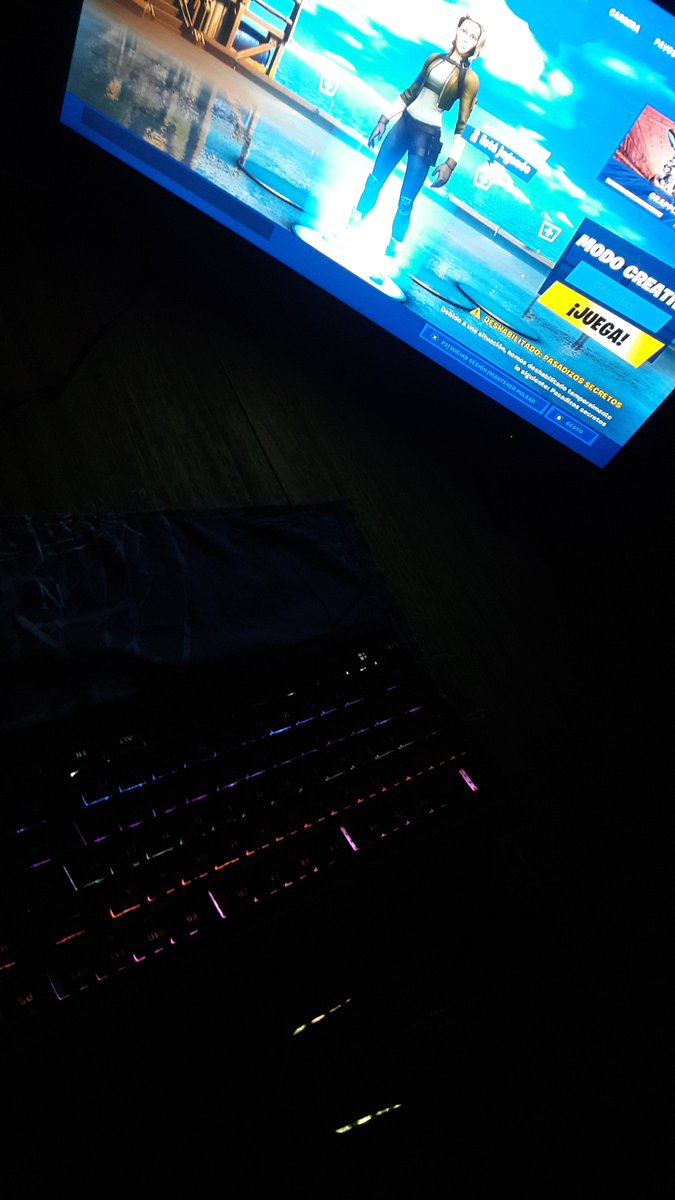 Trywo2's tweet photo. Mientras miro la fncs con la cabina me juego unas arenas nashe #FNCSxTS3 #lamejorcabina https://t.co/wxq8tYJGBk