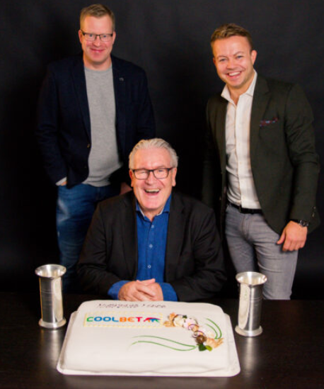 Aldri har flere spilt hos Coolbet. Det ønsker vi å feire sammen med våre lojale spillere. 🥳

Retweet 🔃 eller ❤️ denne posten. Vi trekker en av hver som får hele 1000kr i oddsbonus!

Les mer her: densistebookmaker.com/oktober-ble-ti…

#sjekkoddsen