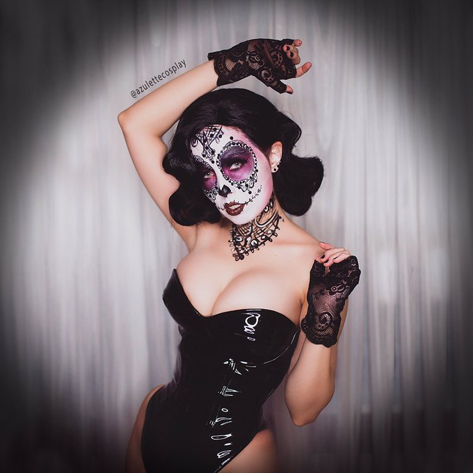 Feliz día de los muertos 💀 🌹 
Art: @carlawyzgala ❤️
Inspired on @DitaVonTeese ❤️

📷: @SmurffedOut 
.
#catrinamakeup