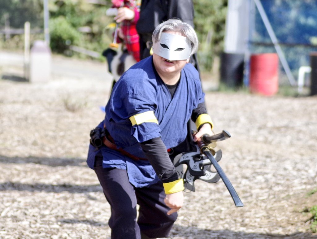 大洗の黒騎士 ゆるlarp 目が覚めた とりあえず生きている 走りまくったから 両足が痛い 特に右側が痛い 二刀の刀を振るより 手裏剣を投げまくっていた為か 右腕が痛い 右腹直筋 内腹斜筋 外腹斜筋 つまり右脇腹が痛い だけど 只の筋肉痛