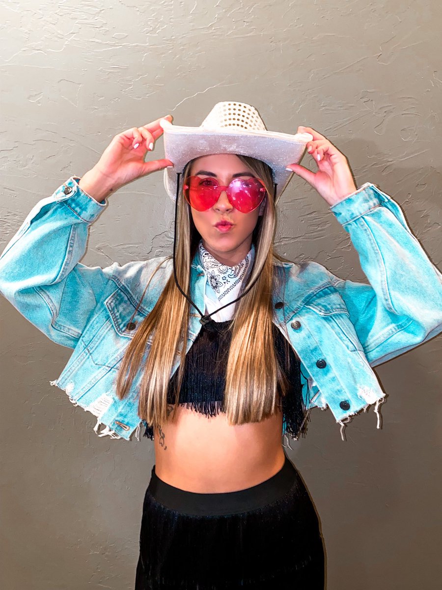 anna_costell0's tweet photo. Happy Yee-Hawlloween 🤠 https://t.co/KQm8hV2zSj