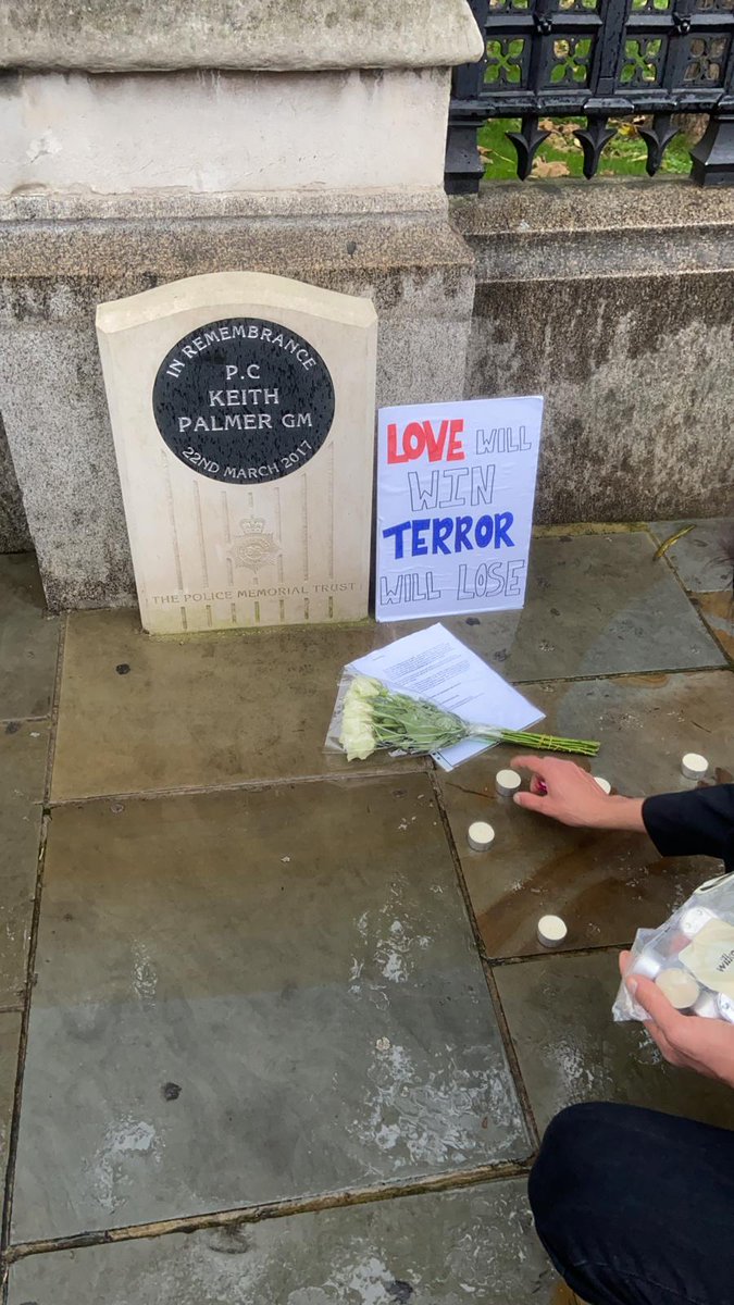 3. Afterwards, our volunteers walked to Parliament Square to reflect on the tragic patterns which have occurred over the past years in our country too. Paying respects to late  #KeithPalmer who risked his life to protect our democracy - at the Westminster Palace.  #lovewillwin