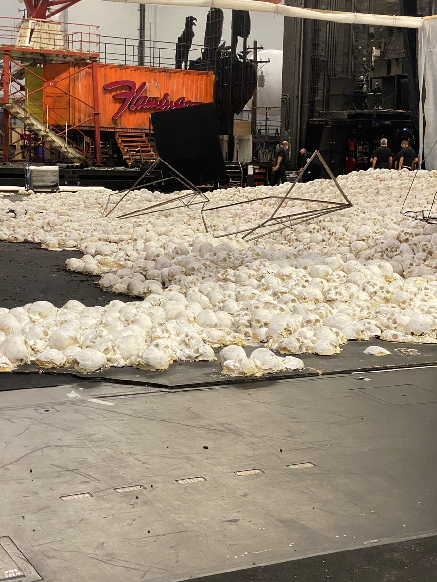 MPSchloderer's tweet photo. „Tag des Unheils!
Der Lärm verstummt!“
Jetzt ist erstmal Ruhe im Karton. #BSOmacbeth #BSO50 @bay_staatsoper #zeljkolucic #liudmylamonstyrska @CallumTBass @saimirpirgu @DeanPower1 #martinsnell #christianrieger #andrewhamilton @SarahGilfordSop @MMesak @TKChor https://t.co/humoFVResz